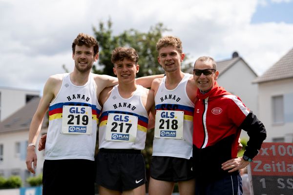 Julius Martiny (SSC Hanau-Rodenbach), Marius Abele (SSC Hanau-Rodenbach), Lukas Abele (SSC Hanau-Rodenbach) mit ihrem Trainier am 29.05.2022 waehrend der Deutschen Meisterschaften Langstaffel im Otto-Schott-Sportzentrum in Mainz